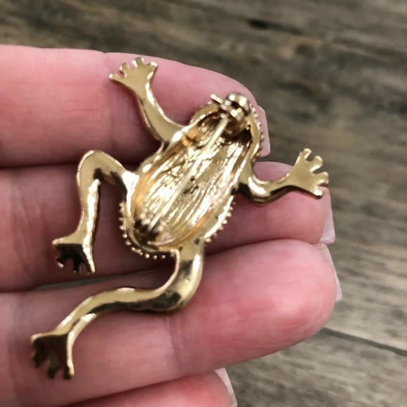 Cute Small Gold Tone Frog Pin Brooch Amphibian Lapel Hat Fashion Jewelry Animal - Picture 4 of 4